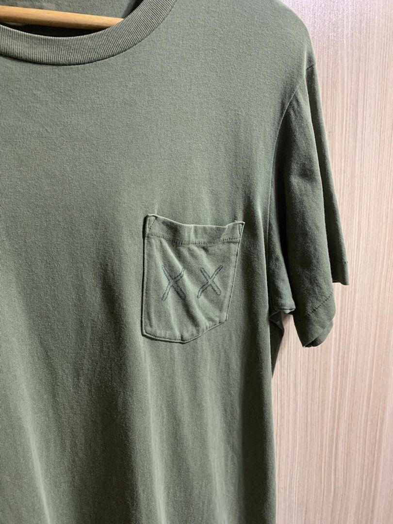 UNIQLO x KAWS Pocket tee (Category: Tshirts & Polo Shirts ) located in Davao. Submitted by triftnitroy (Listing ID 1447116855, Image 3). Description: Dimes: 19.5 x 29 (M on tag) Condition: Excellent Color rate: 8.8/10 ₱200 +sf 📩📩📩 Note: - All items are thrifted, please do manage your expectations. - Color may vary due to lighting. .
