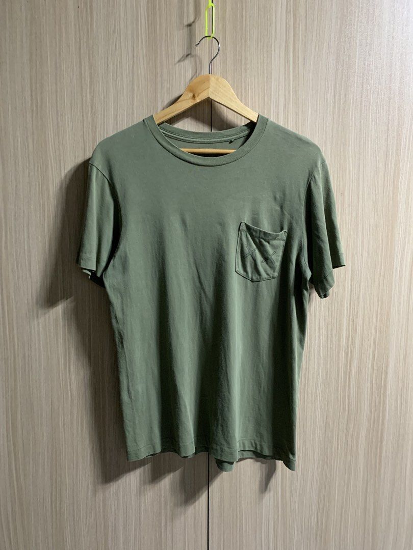 UNIQLO x KAWS Pocket tee (Category: Tshirts & Polo Shirts ) located in Davao. Submitted by triftnitroy (Listing ID 1447116855, Image 2). Description: Dimes: 19.5 x 29 (M on tag) Condition: Excellent Color rate: 8.8/10 ₱200 +sf 📩📩📩 Note: - All items are thrifted, please do manage your expectations. - Color may vary due to lighting. .