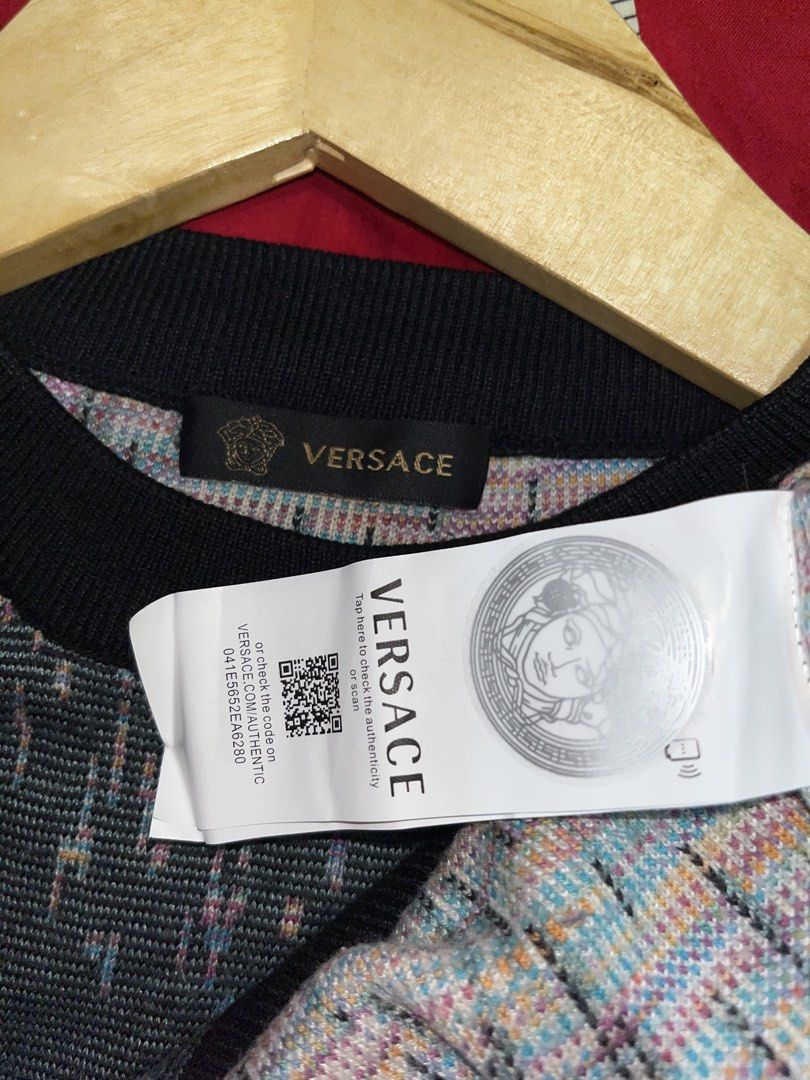 Versace (Kategori: Atasan) berada di Medan. Dikirim oleh patrolijonggol_ (ID iklan 1447236908, Gambar 3). Deskripsi: Ld 114 P 66.