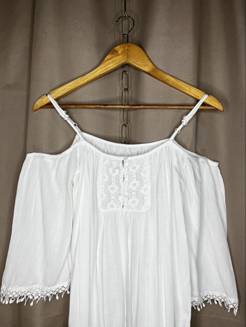 White Boho Off Shoulder Blouse for Women (Category: Blouses) located in Manila. Submitted by smilingph (Listing ID 1447279892, Image 2). Description: Width: 18 inches Length: 23-27 inches Small Size. Adjustable strap, Branded from US see photo para sa brand PM for more details. Color may vary due to photographic lightning .