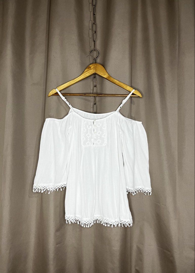 White Boho Off Shoulder Blouse for Women (Category: Blouses) located in Manila. Submitted by smilingph (Listing ID 1447279892, Image 1). Description: Width: 18 inches Length: 23-27 inches Small Size. Adjustable strap, Branded from US see photo para sa brand PM for more details. Color may vary due to photographic lightning .