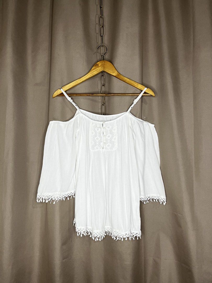 White Boho Off Shoulder Blouse for Women (Category: Blouses) located in Manila. Submitted by smilingph (Listing ID 1447279892, Image 3). Description: Width: 18 inches Length: 23-27 inches Small Size. Adjustable strap, Branded from US see photo para sa brand PM for more details. Color may vary due to photographic lightning .
