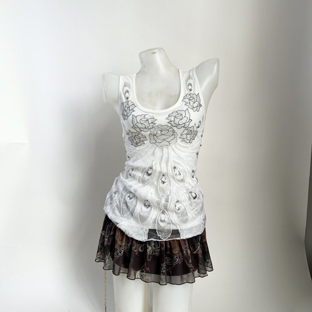 White Sequin and Beaded Peacock Tank Top (Category: Sleeveless) located in San Pascual. Submitted by y2kdimps (Listing ID 1447133226, Image 2). Description: Price: 🏷️💸 Condition: Excellent as new Issue: None Size: M Color rate: 10/10 Brand: Changyuanruixia.