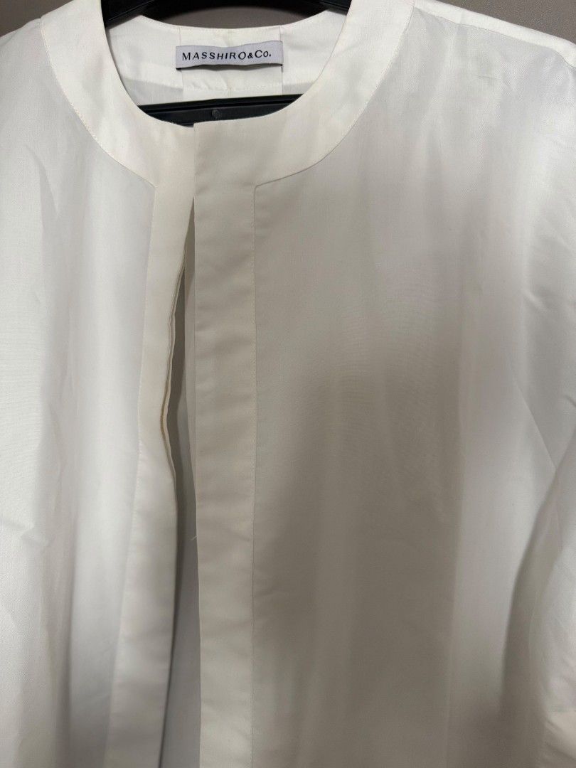 White Shirt MASSHIRO&Co. (Kategori: Atasan) berada di Jakarta Selatan. Dikirim oleh lilovecloset (ID iklan 1447212264, Gambar 2). Deskripsi: One size Tanpa kancing Bust : 149 cm Length : 73 cm.
