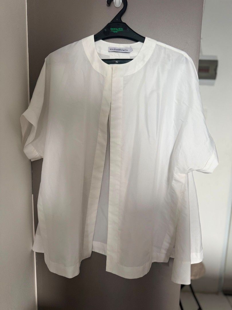 White Shirt MASSHIRO&Co. (Kategori: Atasan) berada di Jakarta Selatan. Dikirim oleh lilovecloset (ID iklan 1447212264, Gambar 1). Deskripsi: One size Tanpa kancing Bust : 149 cm Length : 73 cm.