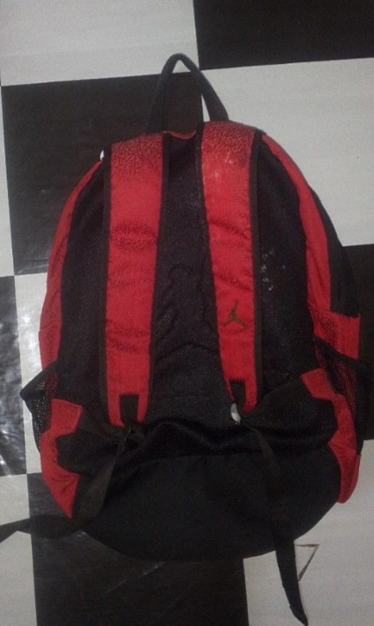 Y2K JORDAN BACKPACK (Category: Backpacks) located in Manila. Submitted by taondalawanglibo-thrift (Listing ID 1443100348, Image 2). Description: ‼️BASA MUNA TROPA‼️ 9/10 color rate ISSUE: PAINT STAIN/NEED REPAIR ZIPPER/SCRATCHES ON JORDAN LOGO LOCATION: QUEZON CITY 📍 COURIER:J&T /LALAMOVE 🚛🛵 MOP:GCASH 💸 PAYMENT FIRST 💸 PM FOR MORE DETAILS 😁.