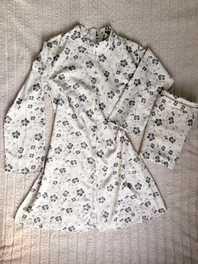 YAN@YAN KEBARUNG (Category: Baju Kurung & sets) located in Dungun. Submitted by ndz0v (Listing ID 1447240346, Image 3). Description: fits M to small L dada 40 base cream with dark grey flowers .