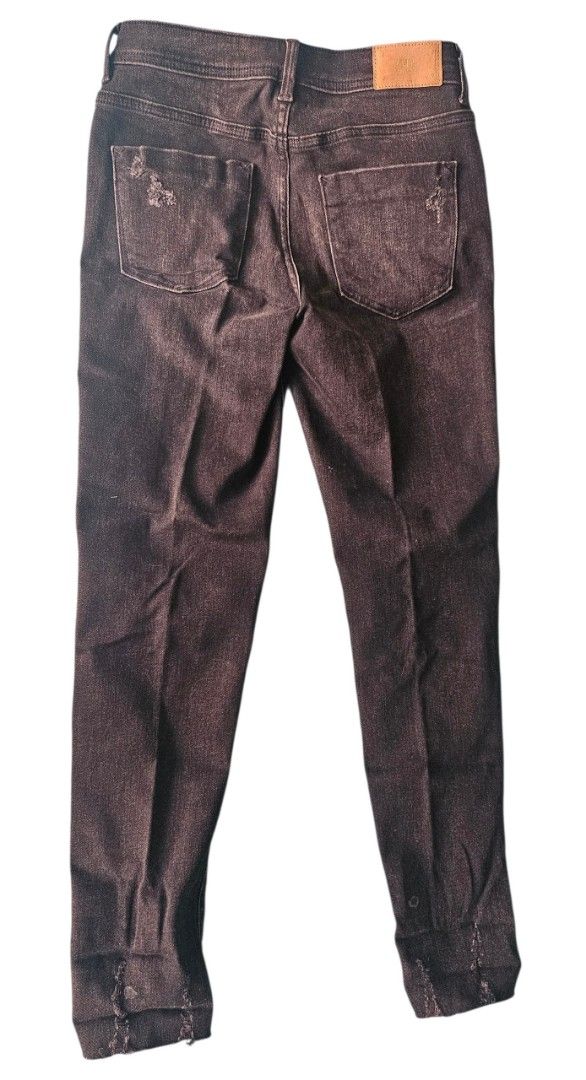 Zara Black Distressed Denim Jeans (Category: Jeans) located in Quezon City. Submitted by kcobs (Listing ID 1447131600, Image 2). Description: - Zara Black Denim Jeans - Slim/Straight Leg Fit - Distressed look with rips on legs - Frayed hems - Ideal for casual outfits - Great condition, used only once - Size US 4.