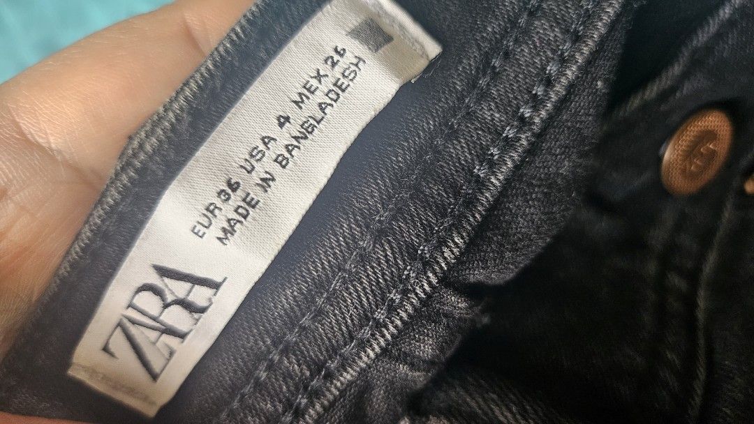 Zara Black Distressed Denim Jeans (Category: Jeans) located in Quezon City. Submitted by kcobs (Listing ID 1447131600, Image 3). Description: - Zara Black Denim Jeans - Slim/Straight Leg Fit - Distressed look with rips on legs - Frayed hems - Ideal for casual outfits - Great condition, used only once - Size US 4.