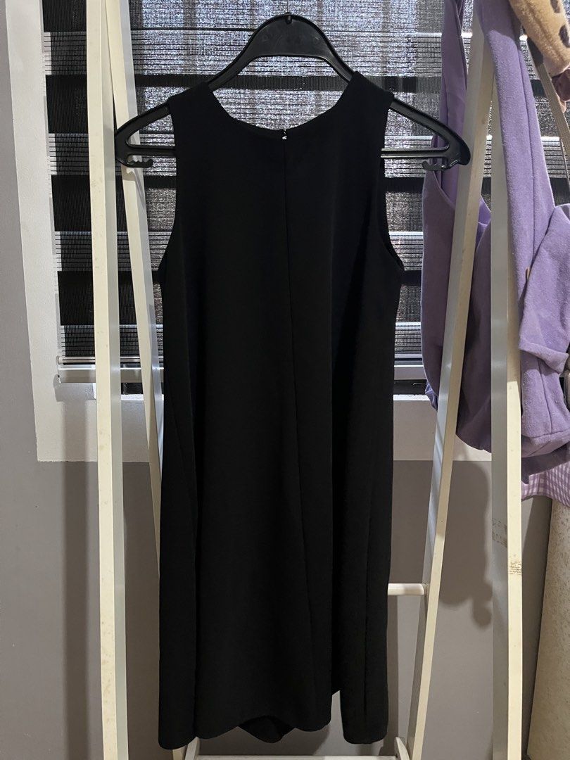 Zara Black Sleeveless Mini Dress (Category: Dresses) located in Kawit. Submitted by akcmrc (Listing ID 1447233601, Image 2). Description: 📍Kawit, Cavite ❕SHIPPING EVERY WEEKEND❕ ✨see pics for measurements ✨no ww if not included in the post too many to try on pagod na po me please 🥹 - Zara black sleeveless mini dress - Round neckline - Back zipper closure - Simple and versatile design - Suitable for various occasions - Please check photos for de