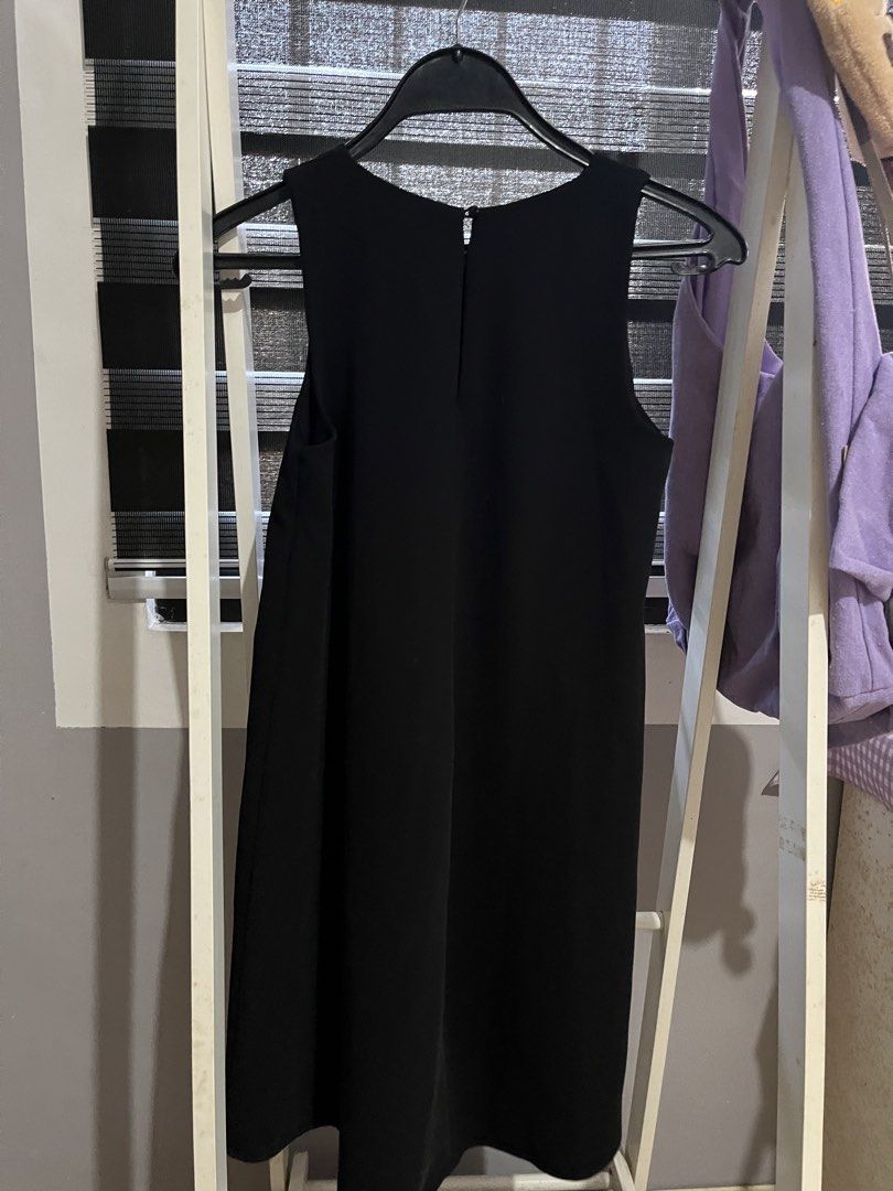 Zara Black Sleeveless Mini Dress (Category: Dresses) located in Kawit. Submitted by akcmrc (Listing ID 1447233601, Image 3). Description: 📍Kawit, Cavite ❕SHIPPING EVERY WEEKEND❕ ✨see pics for measurements ✨no ww if not included in the post too many to try on pagod na po me please 🥹 - Zara black sleeveless mini dress - Round neckline - Back zipper closure - Simple and versatile design - Suitable for various occasions - Please check photos for de