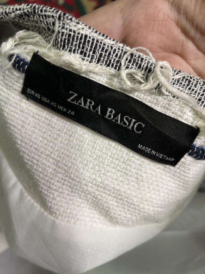Zara Jacket (Category: Coats, Jackets and Outerwear) located in Jerteh. Submitted by aireenatir06503 (Listing ID 1447242591, Image 2). Description: Measurements: Armpit to Armpit: 20 inches Length: 28 inches Condition: 9/10 Please check all photos for details..