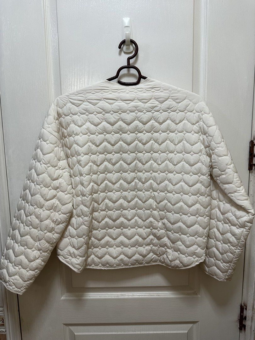 Zara white light puffer jacket (Category: Coats, Jackets and Outerwear) located in Quezon City. Submitted by favesforless (Listing ID 1447208270, Image 2). Description: Used once Condition 10/10 No flaws or problems Fits XS-S.