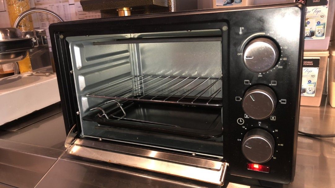 3D Electric Oven EO-16C 16L (Category: Ovens & Toasters) located in Pasig City. Submitted by cgj22 (Listing ID 1450769758, Image 2). Description: - 3D Electric Oven (Model EO-16C) - 16L Capacity - Three Control Knobs: Temperature, Timer, Function - Includes Baking Tray and Wire Rack - Ideal for Baking, Toasting, and Reheating - In good working condition.