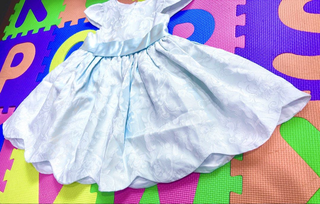 高質 2-4 year old size 100 Cinderella 淺藍色 銀閃 灰姑娘 公主裙 連身裙 面試裙 生日會 飲宴 new born baby toddler clothes 衣服 幼兒 幼童 小童 小朋友 dress interview birthday party princess dress 禮服 婚宴 結婚 （分類：嬰兒及小童流行時尚）位於 Hong Kong。 由 ytw2021 提交（商品編號 1450842363，圖片 3）。簡介： 呢條裙係淺藍色，上面有壓花圖案，好有質感。腰間有條絲帶，後面打咗個蝴蝶結，好靚。裙擺係波浪形，著起身好公主feel。適合小朋友參加派對或者喜慶場合著。。