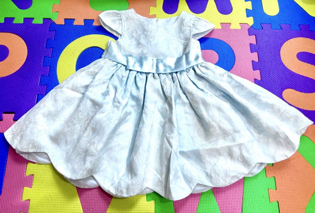 高質 2-4 year old size 100 Cinderella 淺藍色 銀閃 灰姑娘 公主裙 連身裙 面試裙 生日會 飲宴 new born baby toddler clothes 衣服 幼兒 幼童 小童 小朋友 dress interview birthday party princess dress 禮服 婚宴 結婚 （分類：嬰兒及小童流行時尚）位於 Hong Kong。 由 ytw2021 提交（商品編號 1450842363，圖片 1）。簡介： 呢條裙係淺藍色，上面有壓花圖案，好有質感。腰間有條絲帶，後面打咗個蝴蝶結，好靚。裙擺係波浪形，著起身好公主feel。適合小朋友參加派對或者喜慶場合著。。