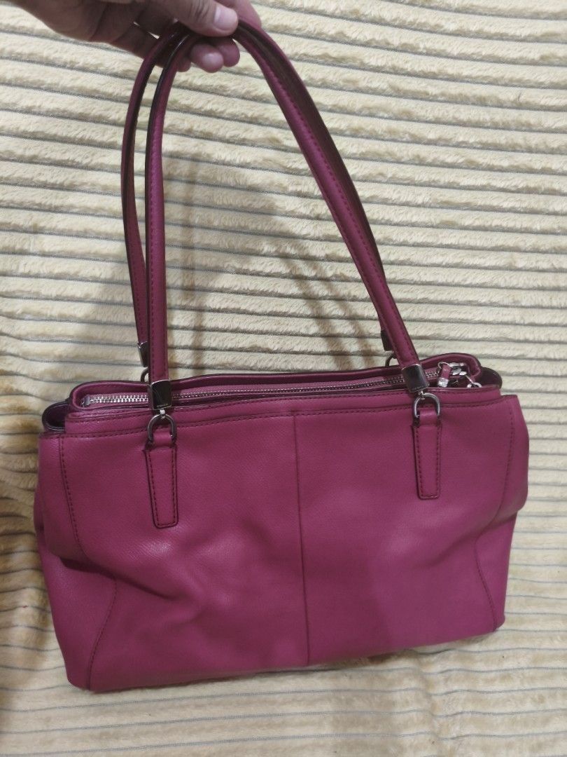 🟣 Coach pink Carryall large Minimalist (Category: Tote Bags) located in Cebu City. Submitted by cherry_05 (Listing ID 1450879934, Image 2). Description: 🎀New Sale🎀 ♡ colors may vary due to lighting ♡ Please make do with the pictures provided. I do not model items. ♡ preloved po so please manage your expectations. ♡ Please ask all questions prior to making an offer as all sales are final. ♡ First to pay owns the item ♡ no return, no exchange ♡ 