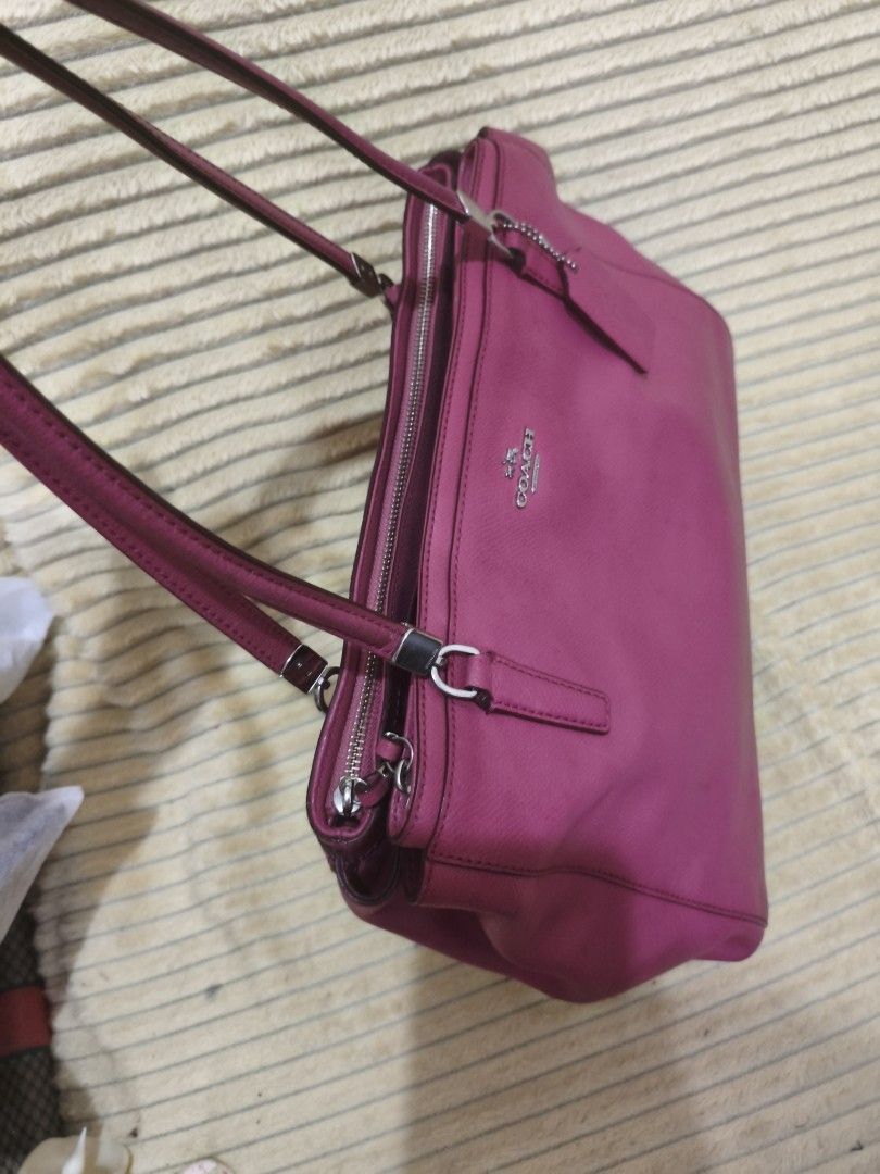 🟣 Coach pink Carryall large Minimalist (Category: Tote Bags) located in Cebu City. Submitted by cherry_05 (Listing ID 1450879934, Image 3). Description: 🎀New Sale🎀 ♡ colors may vary due to lighting ♡ Please make do with the pictures provided. I do not model items. ♡ preloved po so please manage your expectations. ♡ Please ask all questions prior to making an offer as all sales are final. ♡ First to pay owns the item ♡ no return, no exchange ♡ 