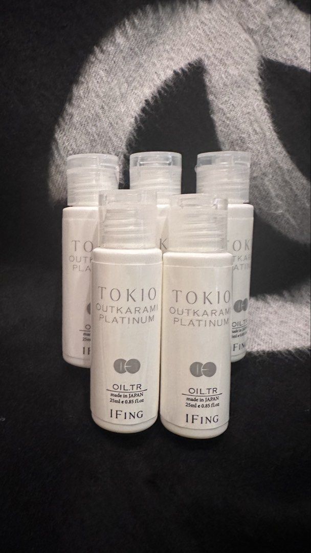 包郵🩷 dr.jr. TOKIO IE Head Spa 輕喚羽🎏 諾貝爾獎 配合分子科技 洗頭水 護髮素 髮尾油 Shampoo / Treatment/ Oil （分類：健康及美容 - 頭髮護理）位於 Hong Kong。 由 edica8888 提交（商品編號 1450909195，圖片 3）。簡介： TOKIO INKARAMI 源自日本的角蛋白深層導入護理。其專利科研能徹底讓髮絲內的角蛋白成分再生， 更以世界首創的護理技術重塑如羽毛般的初生秀髮! （紫色-纖柔敏感髮） 輕。喚羽淨露 Shampoo 40g 。$45 （紫色-纖柔敏感髮） 輕。喚羽凝脂 Treatment 40g 。 $45 （金色-受損硬身髮）金。喚羽淨露 Shampoo 40g 。$40 （金色-受損硬身髮）金。喚羽凝脂 Treatment 40g 。 $40 （銀色） 京。喚羽 髮尾油 Treatment Oil 25ml 。$40 其專利科研含有 諾貝爾得獎成份『C60富勒烯』富勒烯是榮獲1996年諾