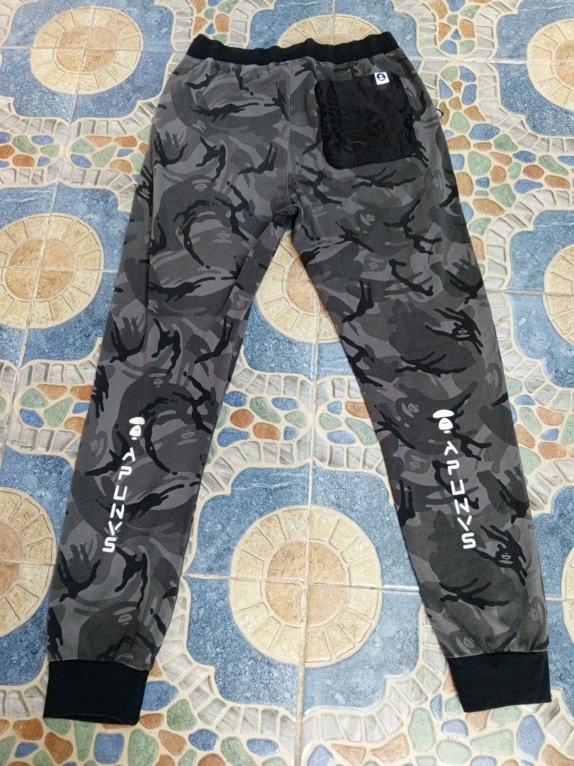 AAPE camou joggerpants (Category: Joggers) located in Santa Maria. Submitted by paulo-garcia21 (Listing ID 1450773605, Image 2). Description: waist 28-34 length 39 leg Opening 10 inseam 27.5 best fit medium.