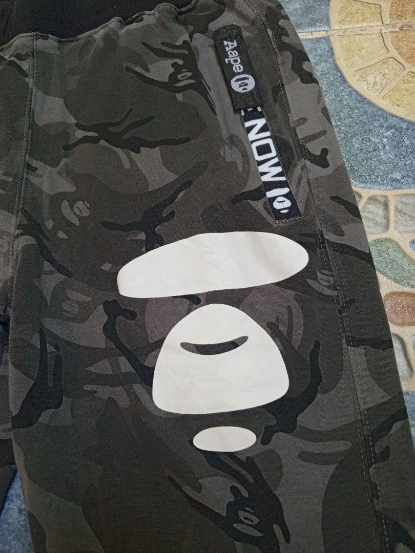 AAPE camou joggerpants (Category: Joggers) located in Santa Maria. Submitted by paulo-garcia21 (Listing ID 1450773605, Image 3). Description: waist 28-34 length 39 leg Opening 10 inseam 27.5 best fit medium.