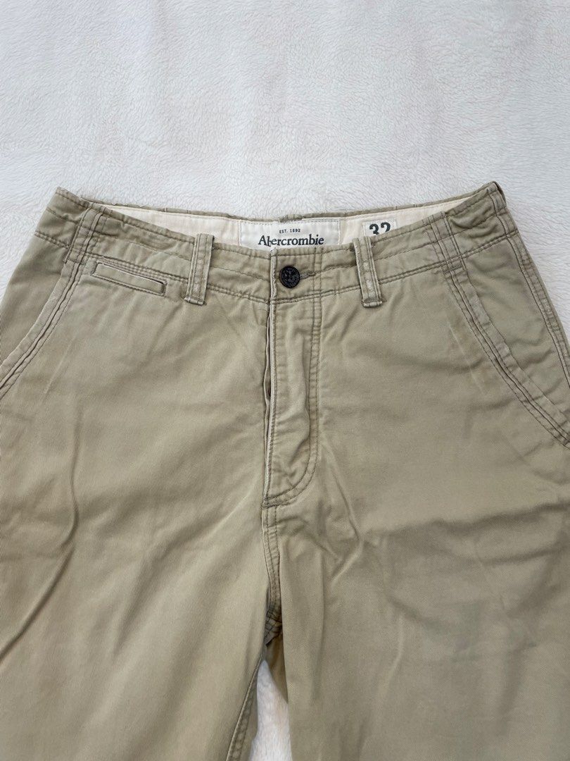 由 isola_bella (刊登 ID 1450858945，圖片 3) 提交，位於 台北市 (Taipei) 的 Abercrombie & Fitch Distressed Shorts Beige W32 (類別：短褲)，說明：- Photo with model for reference only。