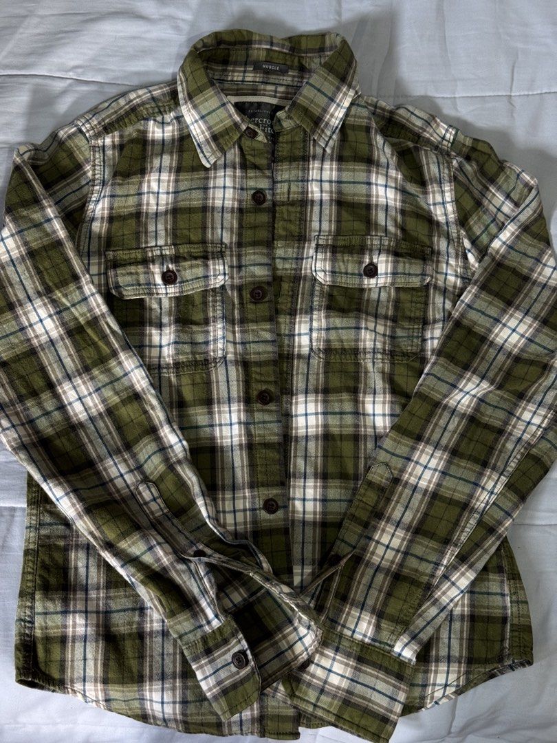 Abercrombie Muscle Flannel (Green) (Category: Coats, Jackets and Outerwear) located in Calamba. Submitted by mikodecluttersstuff (Listing ID 1450785884, Image 1). Description: Size S.