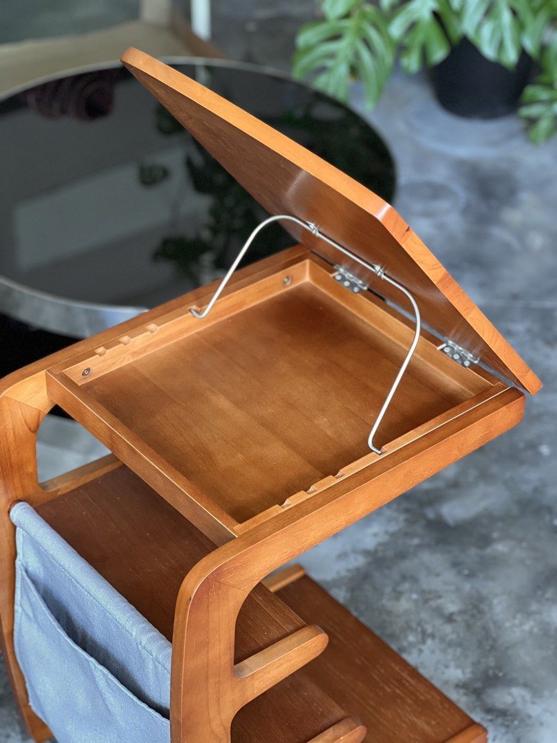 Adjustable Side Table (Category: Tables & Sets) located in Batu Pahat. Submitted by minimaltojungle (Listing ID 1450764074, Image 2). Description: Good condition. Ada roda dan ketinggian meja boleh dilaraskan. Sepf pickup di Batu Pahat Johor..