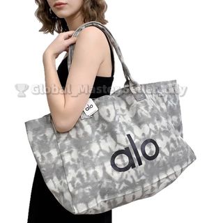 (Category: ) located in . Submitted by fashion.luxe (Listing ID 1450902444, Image 1). Description: .