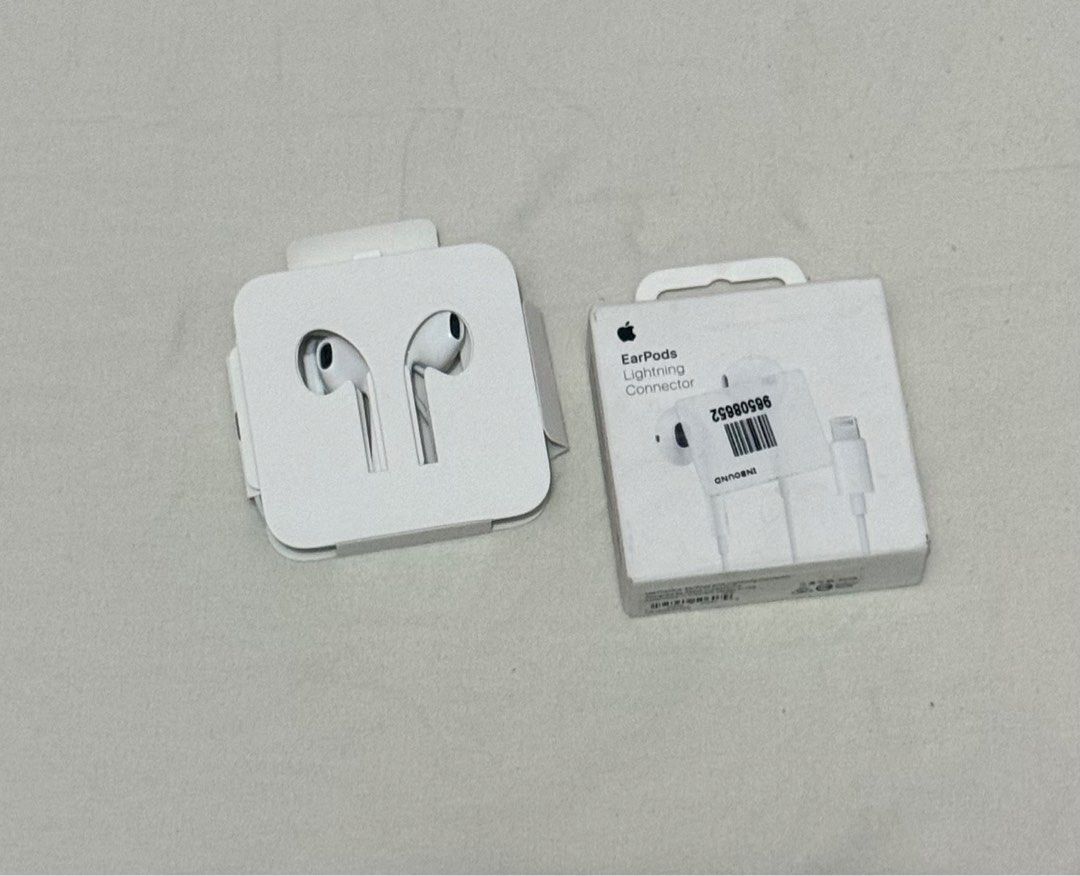 Apple EarPods (Lightning Connector) (Category: Earphones) located in General Santos City (Dadiangas). Submitted by bookdiscovery.ph (Listing ID 1450684080, Image 2). Description: 🎧Brand new Apple EarPods Lightning Connector. 🎧Comes with original packaging (no case since Apple no longer provides earpods case). 🎧Opened but never used. RFS: Bought the wrong item .