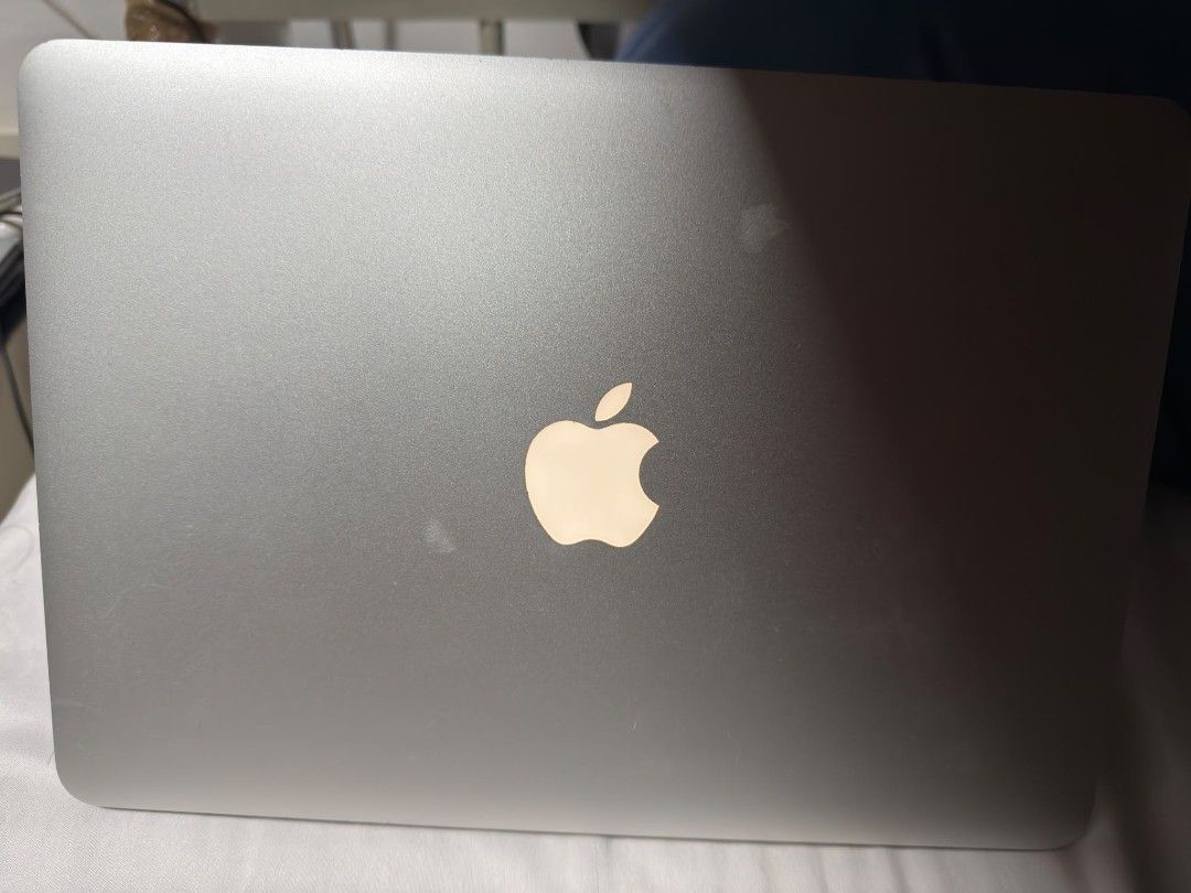 Apple MacBook Pro 13-inch macOS Monterey