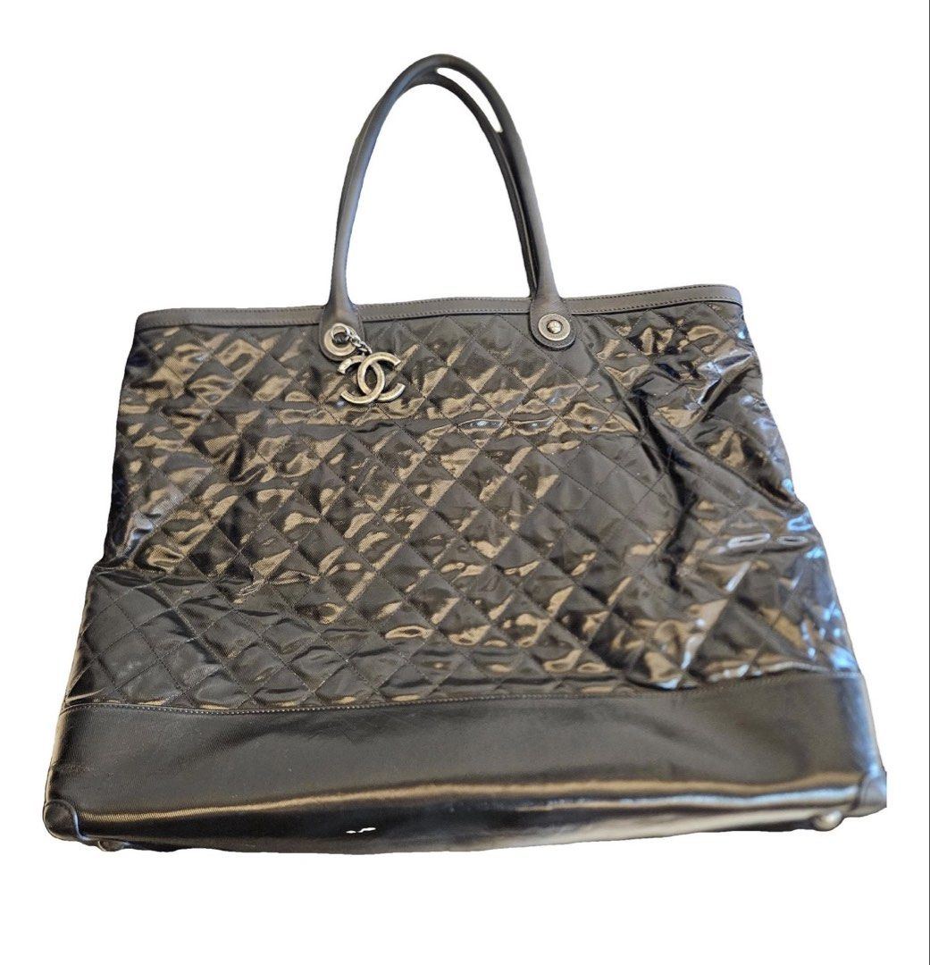 AUTHENTICATED ✅ Chanel Tote Bag -Zipped - original dust bag & authenticity card ✅ Authentication tag attached (Category: Bags & Wallets) located in Melbourne. Submitted by jtia_designer_luxury_fashion (Listing ID 1450744021, Image 1). Description: AUTHENTIC CHANEL Large Zipped Shopping Bag Tote Physically authenticated ✅ attached tag Authentic With card and dust bag ✅ Made in Italy Material: Fabric & Calfskin Zip closure and inside compartments. 