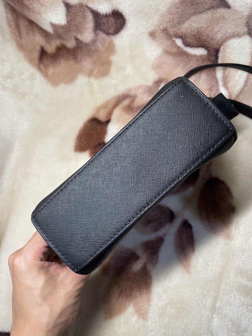 AUTHENTIC MICHAEL KORS SELMA MINI CROSS BODY BAG (Category: Luxury Bags & Wallets) located in Baguio. Submitted by qualifinds (Listing ID 1450917309, Image 3). Description: EXCELLENT CONDITION UNNOTICEABLE SIGN OF USAGE SEE EACH PIC FOR DETAILS WIDTH-8.5 LENGTH-5.5 STRAP LENGTH-21 GUARANTEED AUTHENTIC💯‼️.