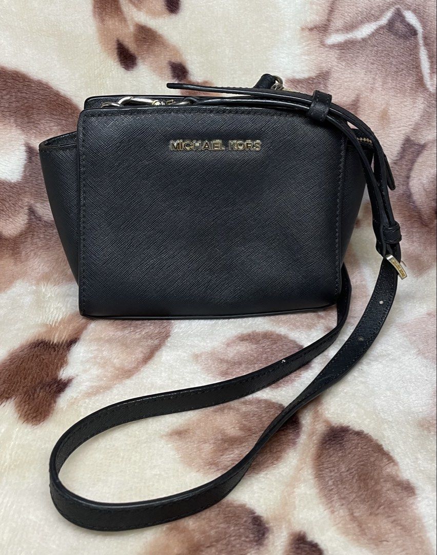 AUTHENTIC MICHAEL KORS SELMA MINI CROSS BODY BAG (Category: Luxury Bags & Wallets) located in Baguio. Submitted by qualifinds (Listing ID 1450917309, Image 1). Description: EXCELLENT CONDITION UNNOTICEABLE SIGN OF USAGE SEE EACH PIC FOR DETAILS WIDTH-8.5 LENGTH-5.5 STRAP LENGTH-21 GUARANTEED AUTHENTIC💯‼️.