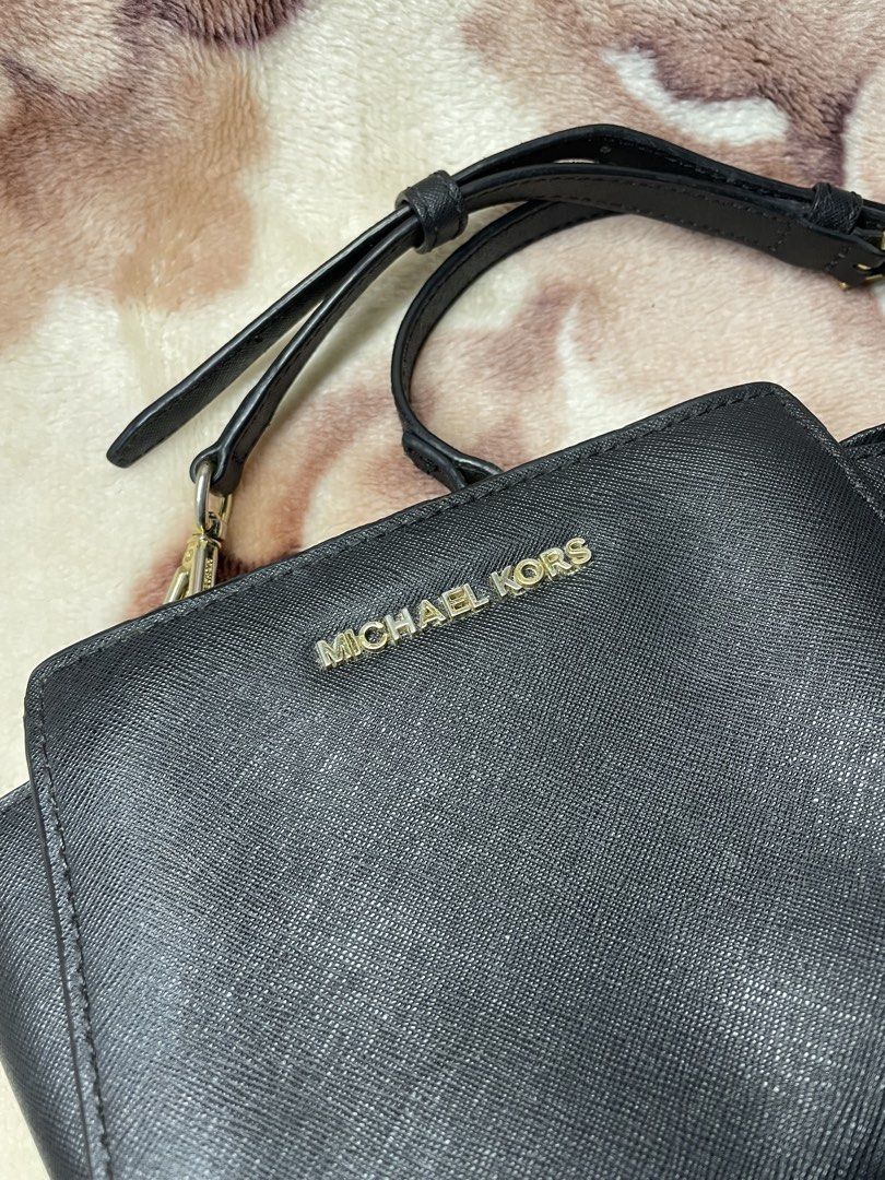 AUTHENTIC MICHAEL KORS SELMA MINI CROSS BODY BAG (Category: Luxury Bags & Wallets) located in Baguio. Submitted by qualifinds (Listing ID 1450917309, Image 2). Description: EXCELLENT CONDITION UNNOTICEABLE SIGN OF USAGE SEE EACH PIC FOR DETAILS WIDTH-8.5 LENGTH-5.5 STRAP LENGTH-21 GUARANTEED AUTHENTIC💯‼️.
