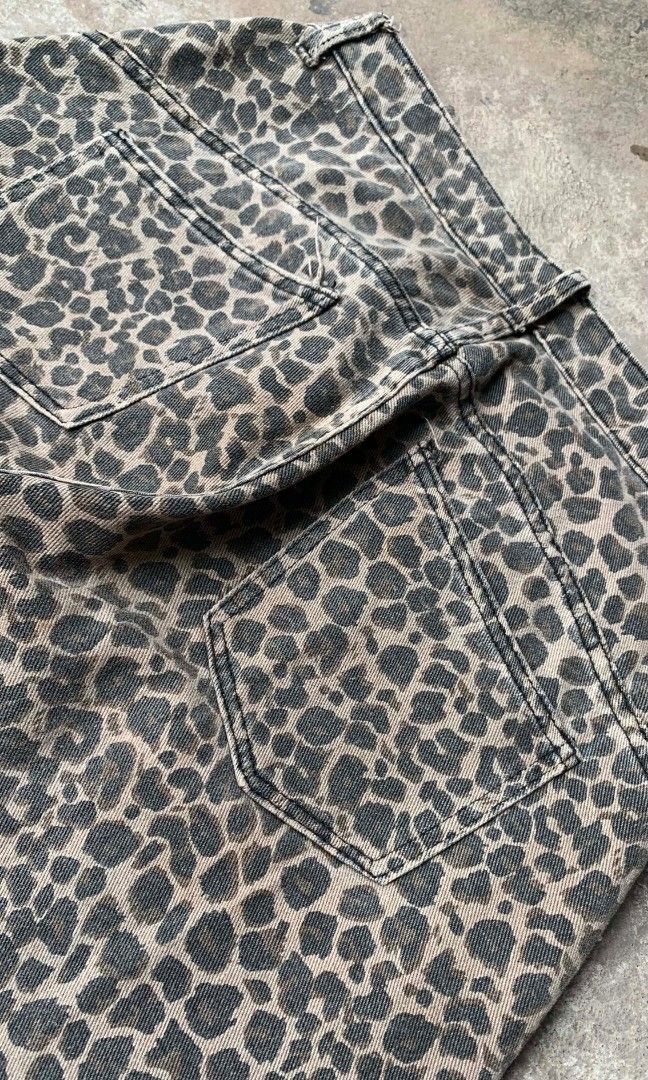 Barrel Baggy Leopard Pants (Category: Jeans) located in Binalonan. Submitted by thrift2froi (Listing ID 1450842287, Image 3). Description: .