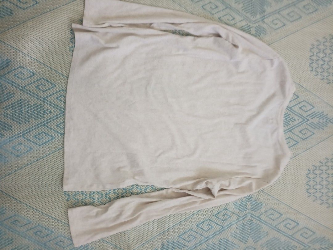 Basic Uniqlo Beige longsleeve (Category: Longsleeves) located in Mabalacat. Submitted by twilight_radar (Listing ID 1450752402, Image 3). Description: best fit m to l.