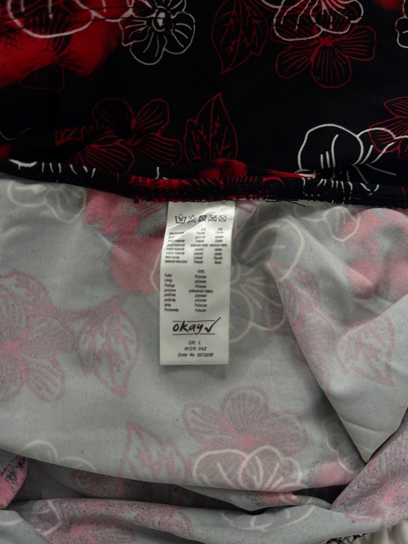 Black Red Floral Halter Tankini (Category: Sleeveless) located in Quezon City. Submitted by nellienells (Listing ID 1450819457, Image 3). Description: Tag says L but fits me M very cute! y2k!.