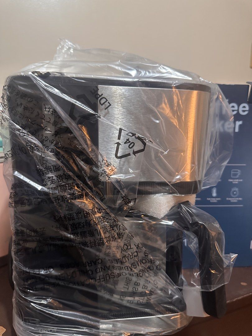BLAKK Coffee Maker 1.25L (Category: Coffee Machines & Makers) located in Makati City. Submitted by msjlarsen (Listing ID 1450853509, Image 2). Description: - BRAND NEW BLAKK Coffee Maker - 1.25L Capacity - Never po nagamit - Discount for sure buyer RFS : may coffee machine naman at work and sa bahay. .