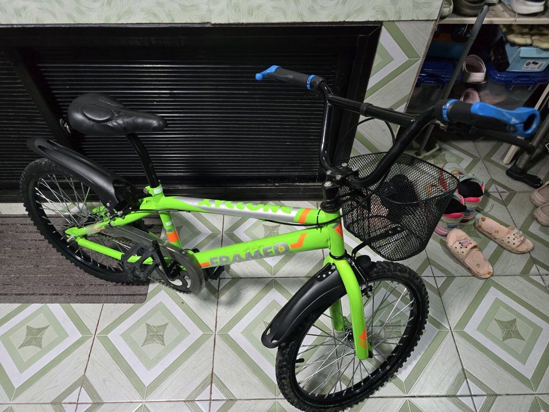 BMX Framed Cyclone (Category: Bicycles) located in Bulacan. Submitted by blacksheep20 (Listing ID 1450865344, Image 3). Description: RUSH SALE BMX Framed Cyclone 🚲 Loc: Paombong, Bulacan 🚲 Wheel Size: 20-inch 🚲 Neon green 🚲 With black wire front basket, blue handlebar grips 🚲 BRANDNEW, tinesting lang. PICKUP/ MEETUP NEARBY.