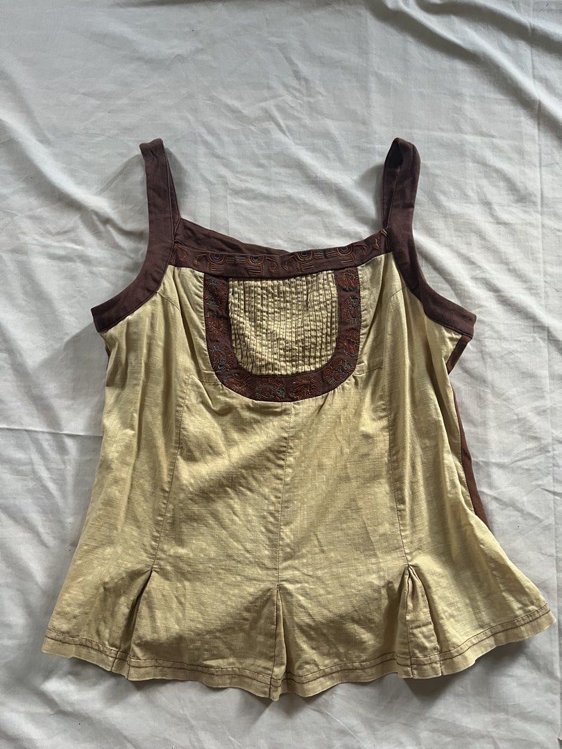 Boho Embroidered Tank Top (Category: Sleeveless) located in Pamplona. Submitted by vjbordon (Listing ID 1450845689, Image 1). Description: Cute tan and brown tank top with embroidered neckline and chest. Features a slight sheen and pleated hem. Perfect for a boho look..