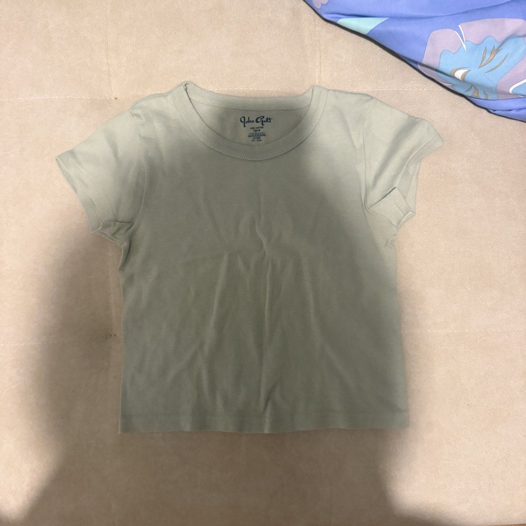 Brandy Melville Light Green Basic T-shirt （分類：T-shirt）位於 Hong Kong。 由 viavia83 提交（商品編號 1450908477，圖片 1）。簡介： Basic light green t-shirt from Brandy Melville. Short sleeves, crew neck. Simple and versatile piece. Good for everyday wear. Easy to match with anything.。