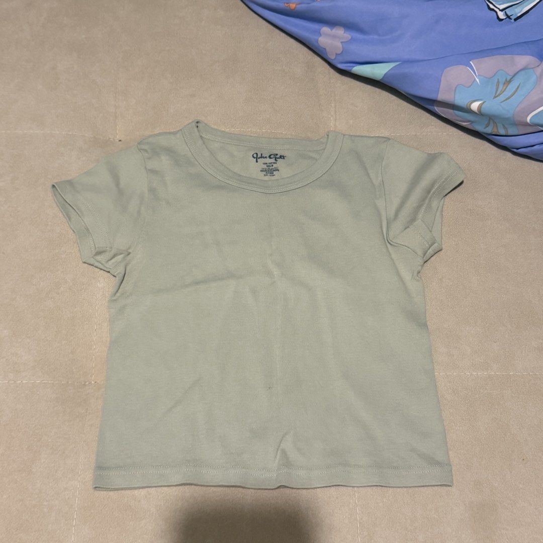 Brandy Melville Light Green Basic T-shirt （分類：T-shirt）位於 Hong Kong。 由 viavia83 提交（商品編號 1450908477，圖片 2）。簡介： Basic light green t-shirt from Brandy Melville. Short sleeves, crew neck. Simple and versatile piece. Good for everyday wear. Easy to match with anything.。