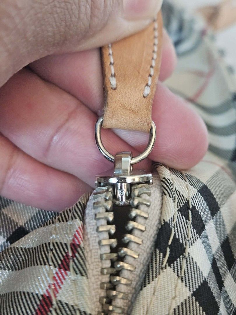 Burberry （分類：手袋及銀包）位於 Hong Kong。 由 silenthorse_e41acb 提交（商品編號 1450892143，圖片 3）。簡介： like new no flaws price negotiable。