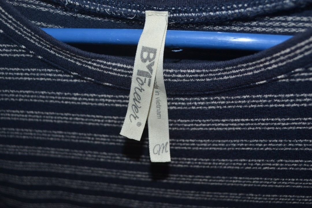 By Forever Striped Cropped T-shirt (Category: Shirts) located in Valenzuela. Submitted by miss_merix (Listing ID 1450809873, Image 3). Description: - Navy and white striped cropped t-shirt - Brand: By Forever - Features lettuce hem on sleeves and bottom - Estimated size: Medium (M) - Ideal for casual wear.