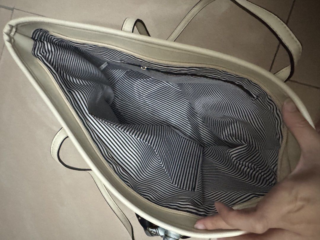 Casual shoulder Tote bag (Category: Tote Bags) located in Bandar Hilir. Submitted by chloet_ (Listing ID 1450883970, Image 3). Description: Big compartment size. Can fit laptop and iPad Suitable for working Never used .