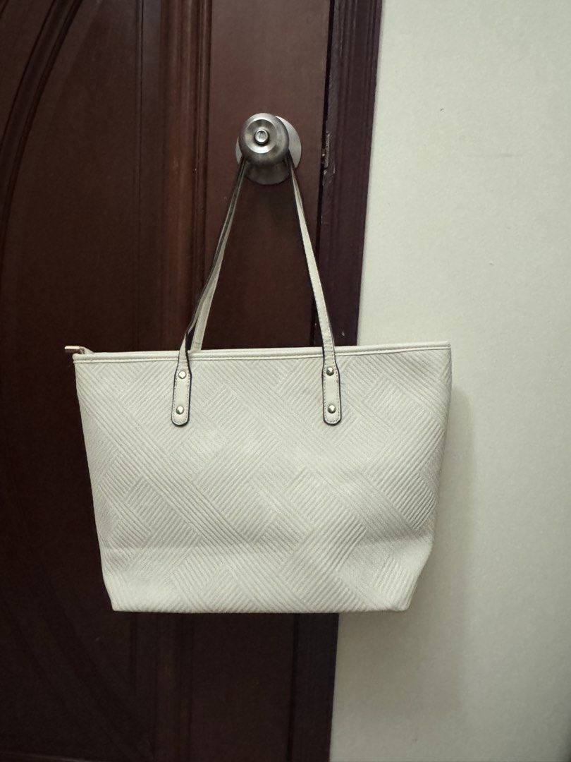 Casual shoulder Tote bag (Category: Tote Bags) located in Bandar Hilir. Submitted by chloet_ (Listing ID 1450883970, Image 2). Description: Big compartment size. Can fit laptop and iPad Suitable for working Never used .