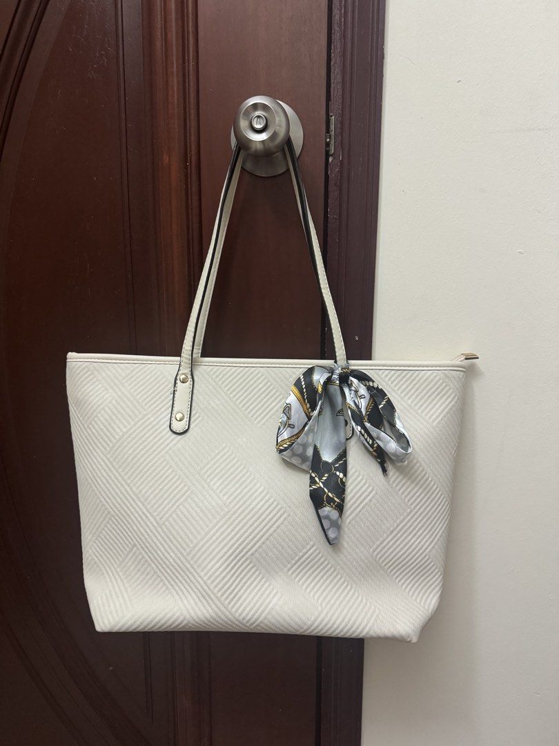 Casual shoulder Tote bag (Category: Tote Bags) located in Bandar Hilir. Submitted by chloet_ (Listing ID 1450883970, Image 1). Description: Big compartment size. Can fit laptop and iPad Suitable for working Never used .