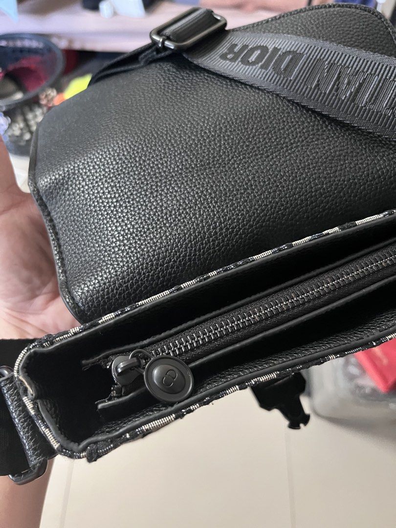 Christian Dior (Category: Luxury Bags & Wallets) located in Manila. Submitted by josh206532 (Listing ID 1450797360, Image 3). Description: Selling this CD. Coded Just Gifted. Benta nlng. Kayo nlng pa legit Check. Thank yoo.