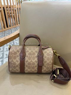 (Category: ) located in . Submitted by fashion.luxe (Listing ID 1450895864, Image 1). Description: .
